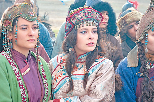 В известном сериале «Золотая Орда» на Первом канале Эльмира Калимуллина сыграла одну из главных ролей – Зейнеб, прислужницу любимой жены хана.