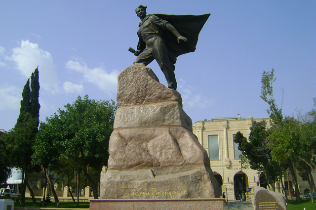 Памятник Мехти Гусейн-заде в Баку.