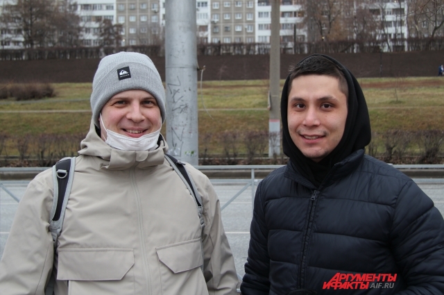 Валерий (слева) - врач ковидного отделения. К ограничениям он относится с большим пониманием.