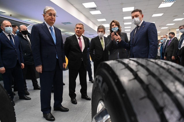 В Татарстане президенту Казахстана показали шины, производство которых хотят запустить в Казахстане. 