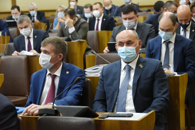 Депутат Иван Егоров и министр экономики РТ Мидхат Шагиахметов. 