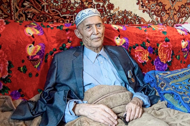 Дедушке Ахмадие 103 года, он глава большой семьи и к его слову прислушиваются и дети, и внуки.