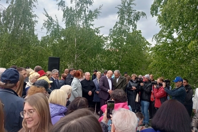 В день открытия в сквере было многолюдно.