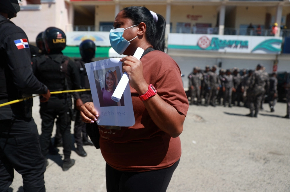 Женщина ищет пропавшего родственника на месте обрушения ночного клуба Jet Set в Санто-Доминго, Доминиканская Республика.