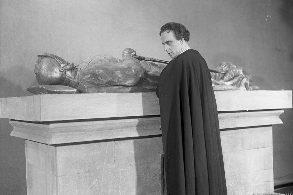 Бруно Фрейндлих в постановке «Гамлет» Уильяма Шекспира, 1954 год.