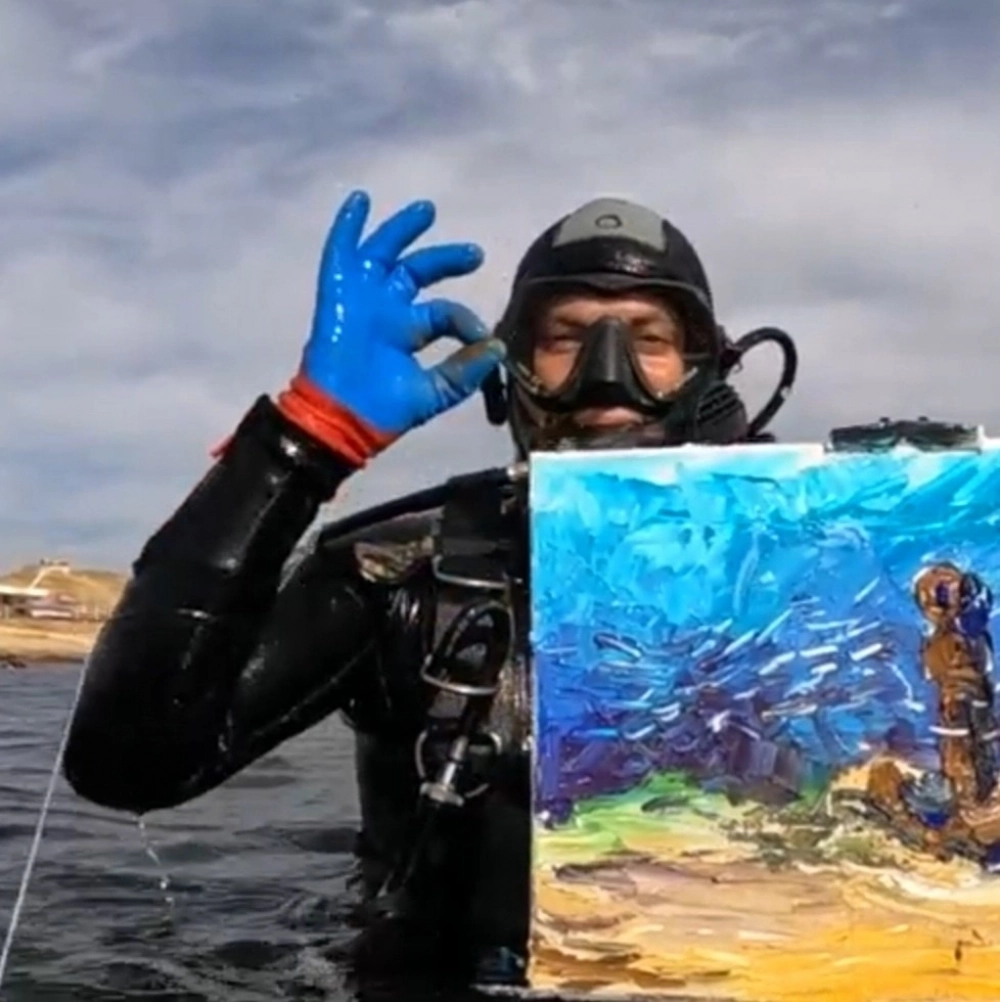 Из «подводной мастерской» Петр Доценко всегда выныривает с новыми картинами.