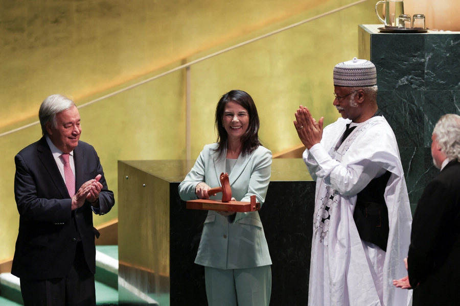 Анналену Бербок посвящают в ООН. 