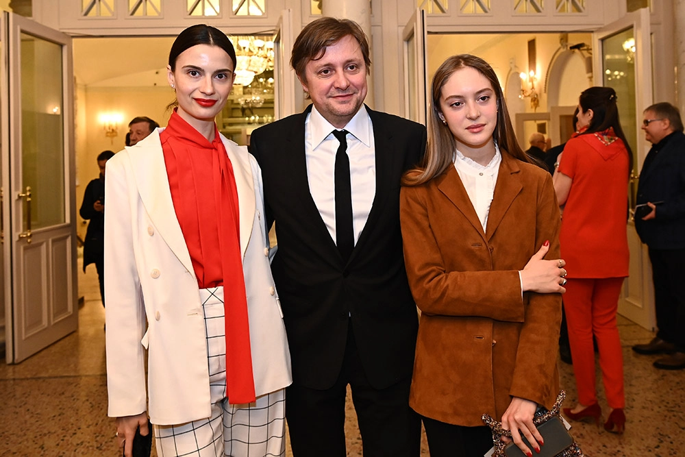 Актер Артем Михалков, его супруга Дарья Баженова и дочь Наталья