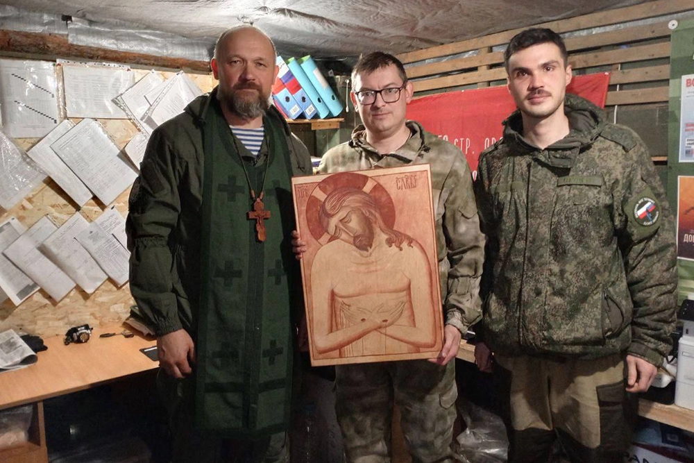 Игорь Титов, иконописец (справа).