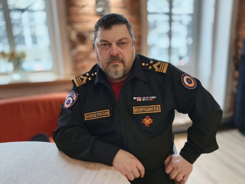 Евгений Мокрушин и сам оказывал помощь тем, кто провёл много времени в ледяной воде.