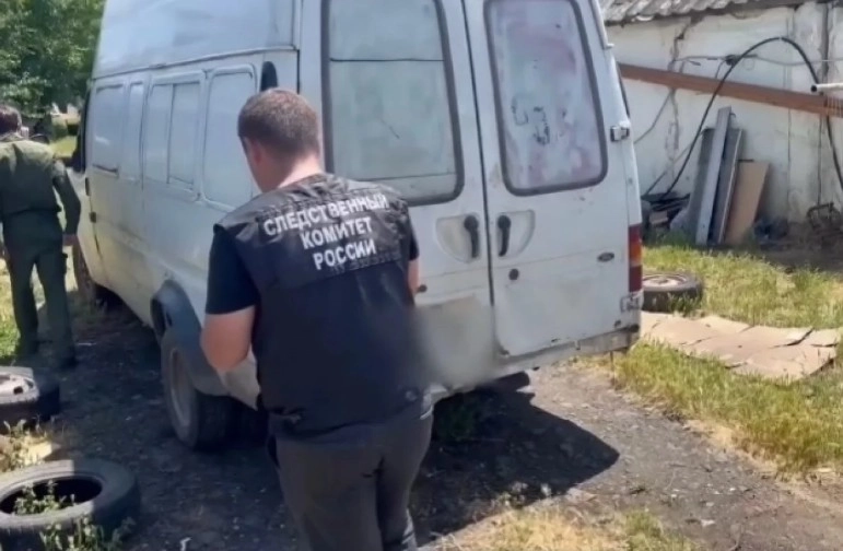 К этой машине мужчина привязал жену.