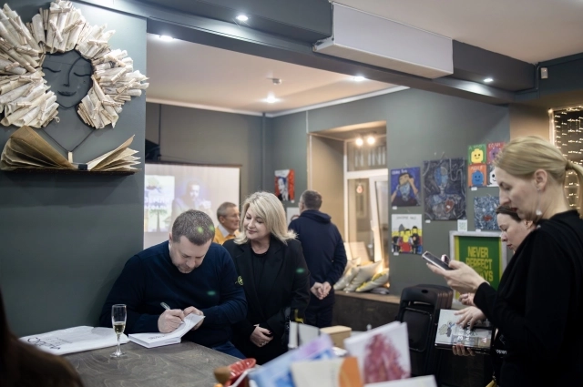 Первые автографы землякам.