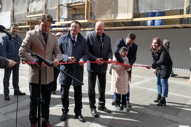 Гости выставки все вместе перерезали символическую ленту.