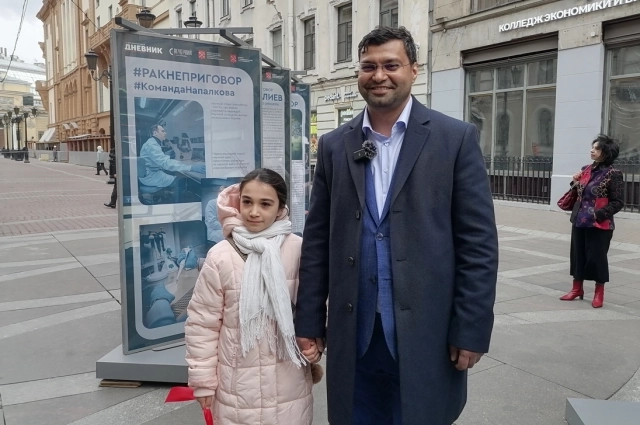 Аслан пришёл на выставку с дочкой Алиной, ставшей для него лучиком надежды и символом возрождения его жизни.