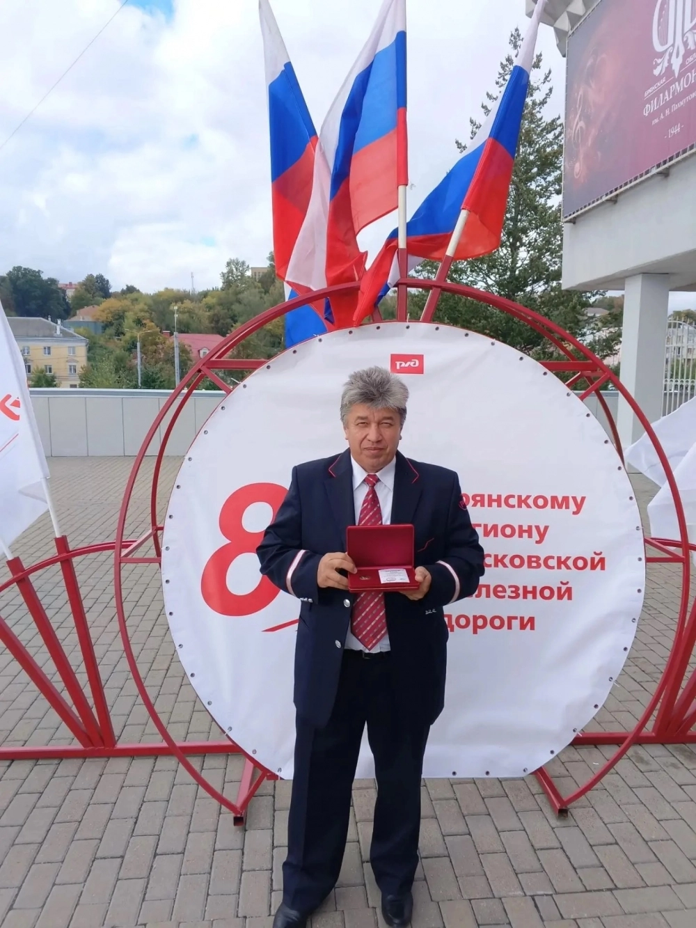 На наше Чёрное море или в соседнюю Беларусь отвезёт Андрей Клюев — машинист эксплуатационного локомотивного депо Брянск-2 с 30-летним стажем.