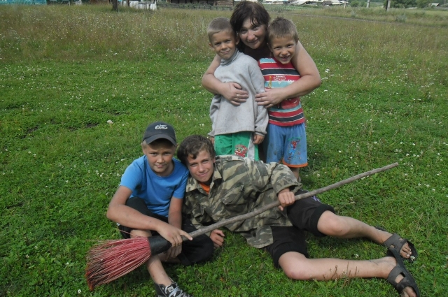 Дети уже выросли, поэтому все свое свободно время Наталья Васильевна проводит с внуками.