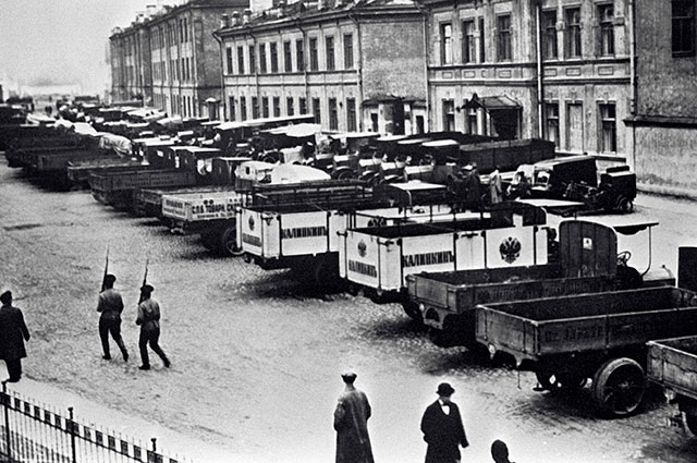 Грузовые автомобили для действующей армии во время Первой мировой войны. Петроград. 1914 год.