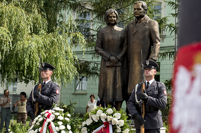 Памятник Леху и Марии Качиньским.