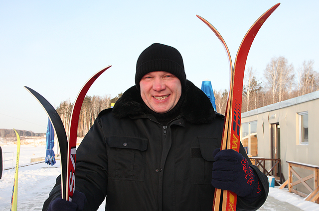 Актер Анатолий Журавлев на соревнованиях по лыжам.