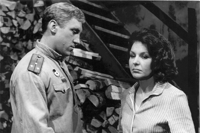 Владимир Высоцкий и Нина Ургант в фильме «Я родом из детства», 1966 год.