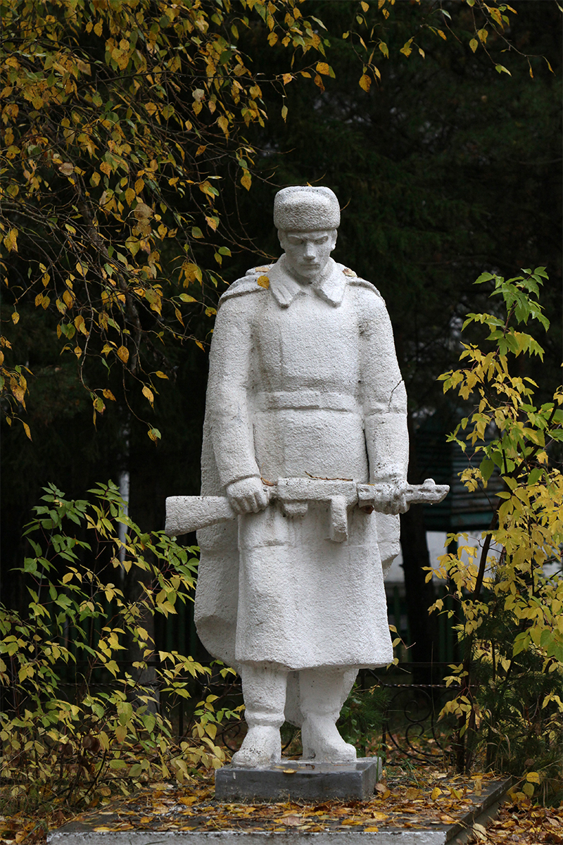 Памятник землякам, погибшим в годы Великой отечественной войны, в селе Екатерининское Омской области.