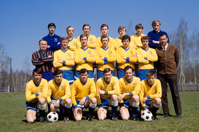 Футбольная команда московского «Динамо». Старший тренер Константин Бесков - во втором ряду слева. 1972 год.