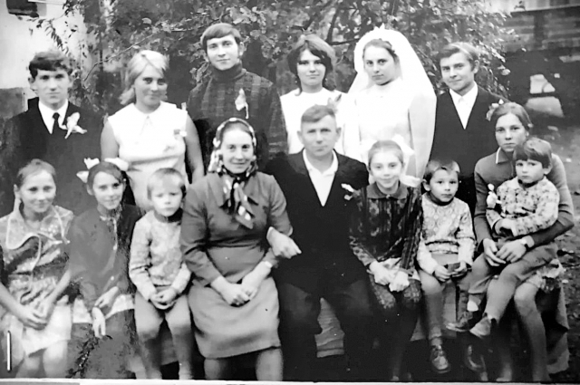 У бабы Гали было звание «Мать-героиня». На фото она со всеми своими детьми в 1973 году.