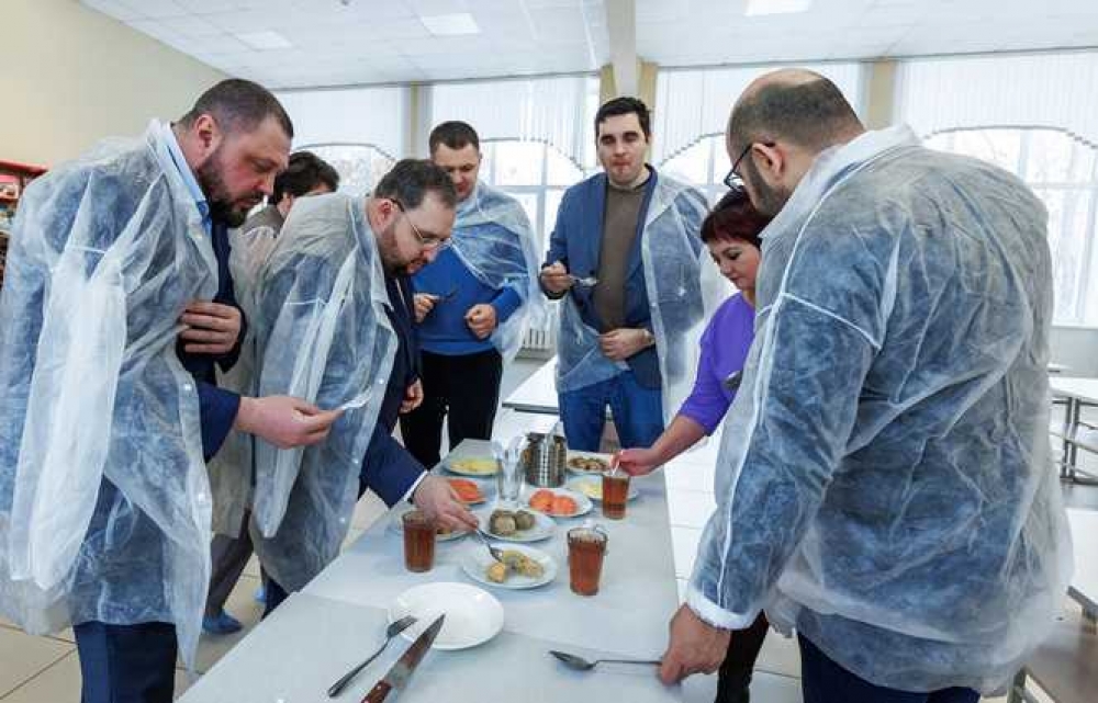 Яна Галямова отвечает за организацию питания в школах и социальных учреждениях Челябинска и Еманжелинска.