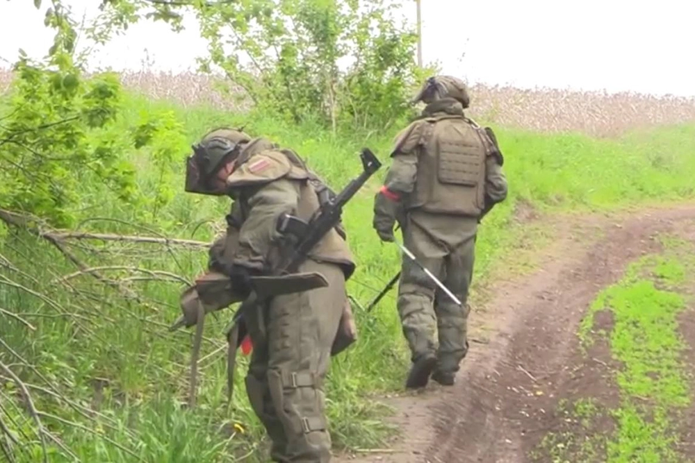 Саперы проверяют миноискателями все дороги, поля, дома.