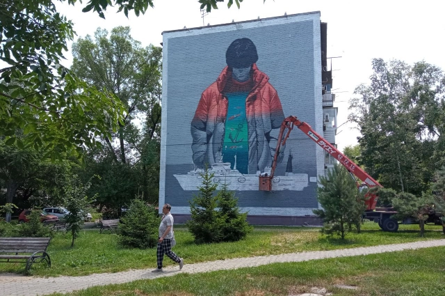 Мурал в Хабаровске: художник Антон Спутник