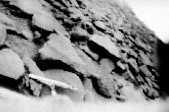 Панорама изображения поверхности планеты Венера с борта станции «Венера-9», обработанная на вычислительном комплексе Института проблем передачи информации АН СССР (ИППИ АН СССР). Репродукция.