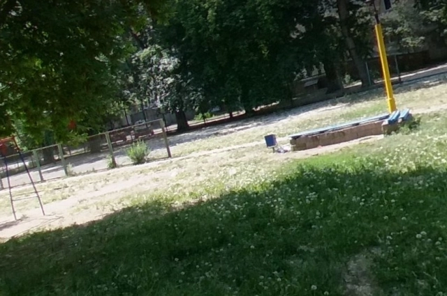 Просторный двор позяволял свободно разместиться жителям двух пятиэтажек.