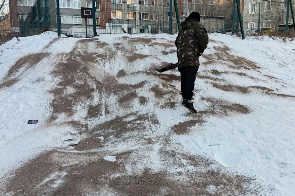 Некоторые горки выходят на проезжую часть.