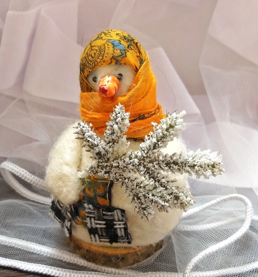 Псковичи уже привыкли к стеклу, поэтому в преддверии Нового года покупают игрушки из шерсти