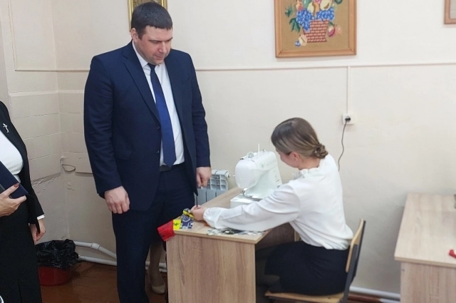 На уроке технологии в школе села Неверкино школьницы работают на новых швейных машинках.