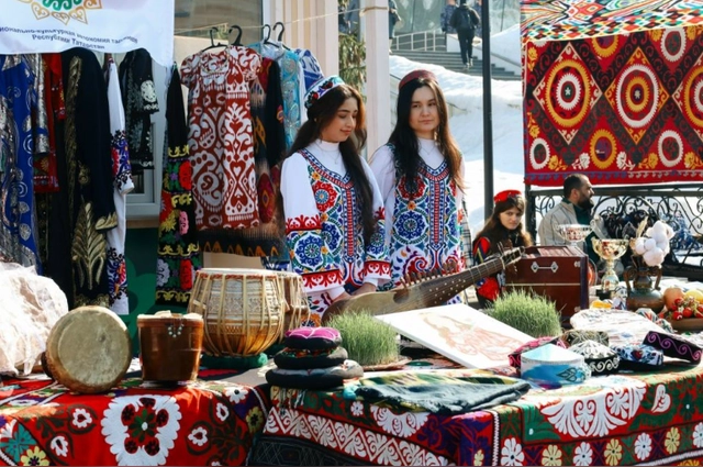 Гостей угощали блюдами азиатских народов.