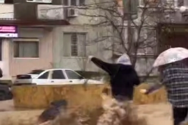 Потоки воды уносят людей на улицах Махачкалы