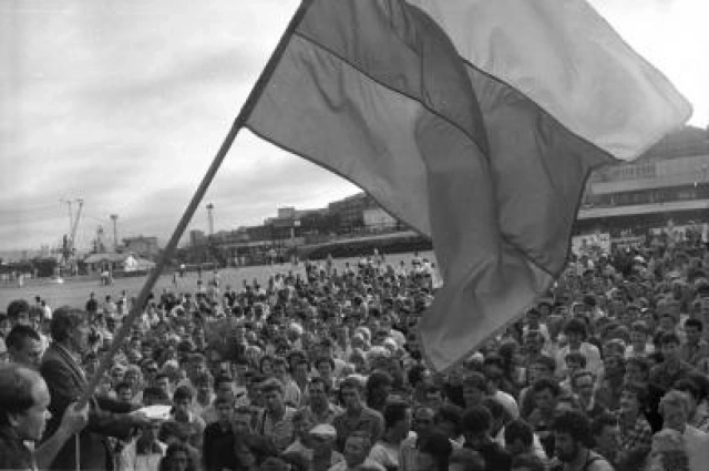 Никем не санкционированный митинг не расходился три дня.