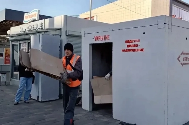 В одном из укрытий проверяющие обнаружили коробки из-под продуктов.