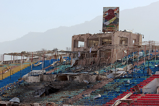Разрушенный стадион в городе Иббе