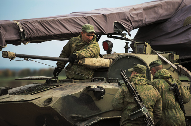 Швартовка боевых машин десанта БМД-2 после марш-броска на аэродром Дягилево.