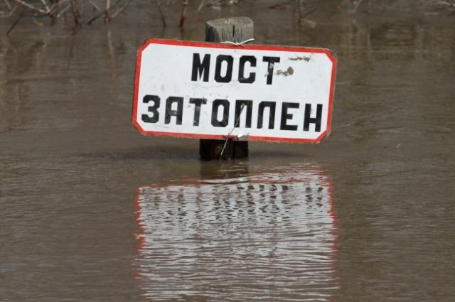 Внимание паводок. Река и черти. Паводок на Фадеева. Половодье в Петровске.
