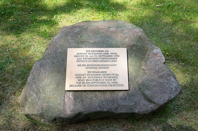 Мемориальный камень в честь Августа Дикманна[de] — первого человека, убитого нацистами за отказ от военной службы