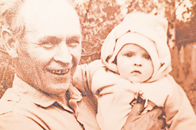 Ольга с дедушкой Смирновым Алексеем Петровичем, получившим в районе квартиру в «военном» квартале.