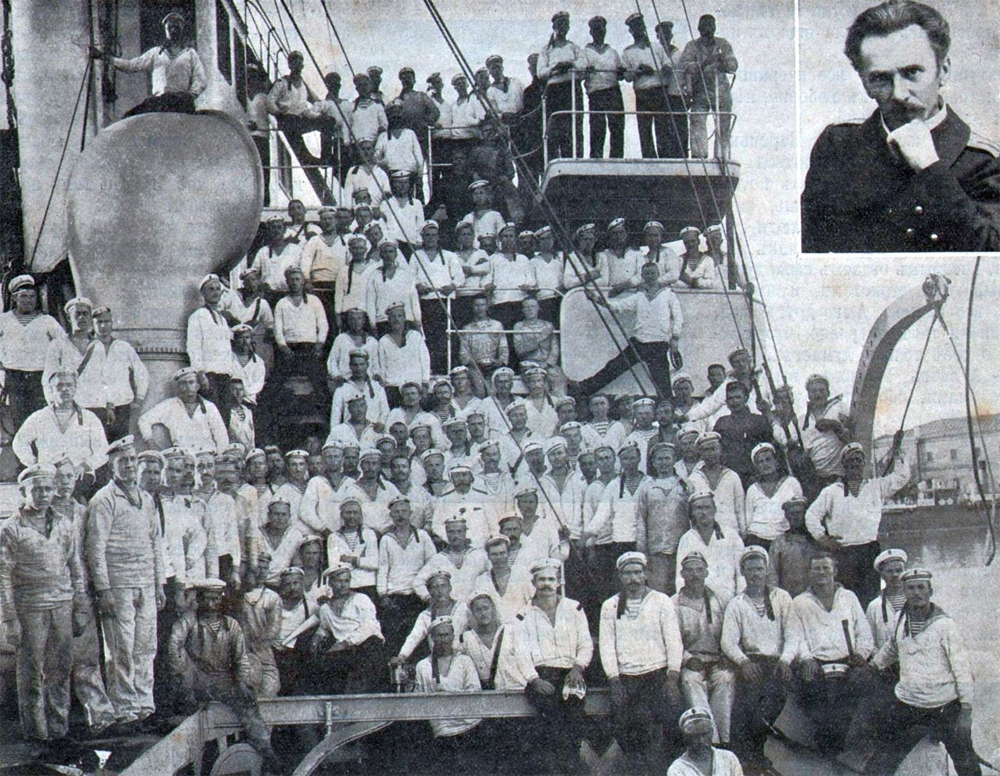 Команда крейсера «Очаков» за две недели до восстания 1905 г. и лейтенант Шмидт (в верхнем правом углу). 