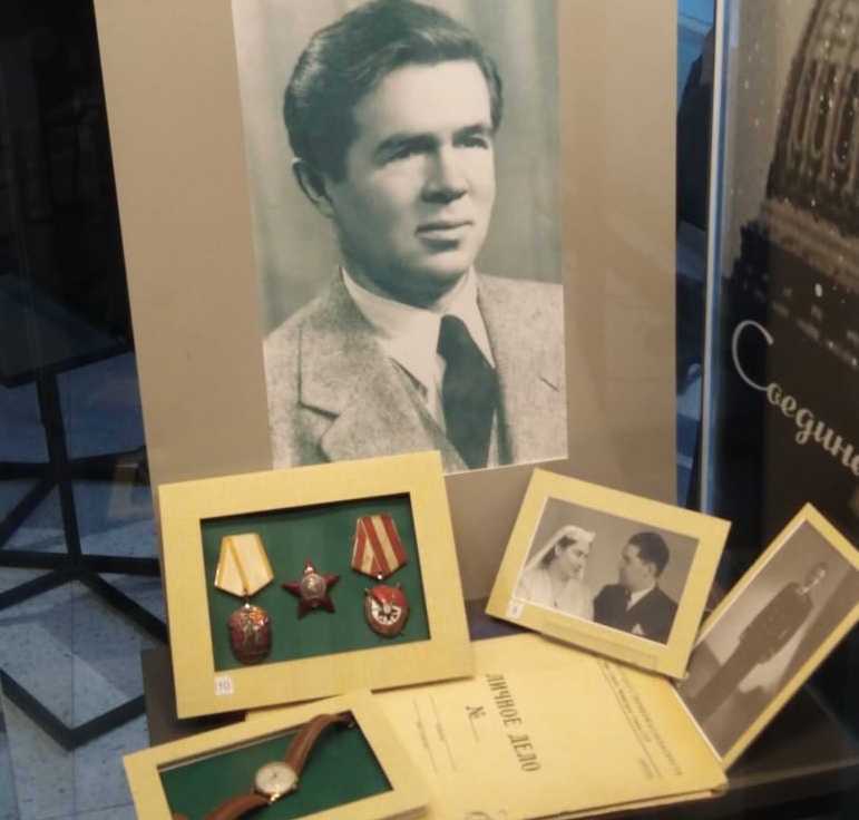На выставке представлены награды Исхака Ахмерова и часы - - подарок от командования.