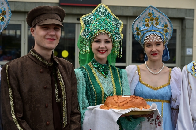 «Книжный поезд» в Екатеринбурге встречали хлебом-солью.