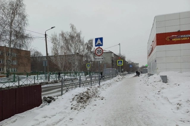 От школы до дома около 100 метров.