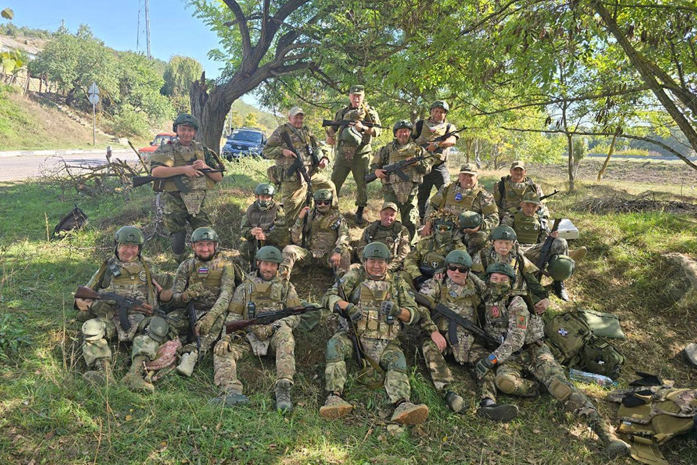 «Миф» (первый справа в первом ряду) с боевыми товарищами.