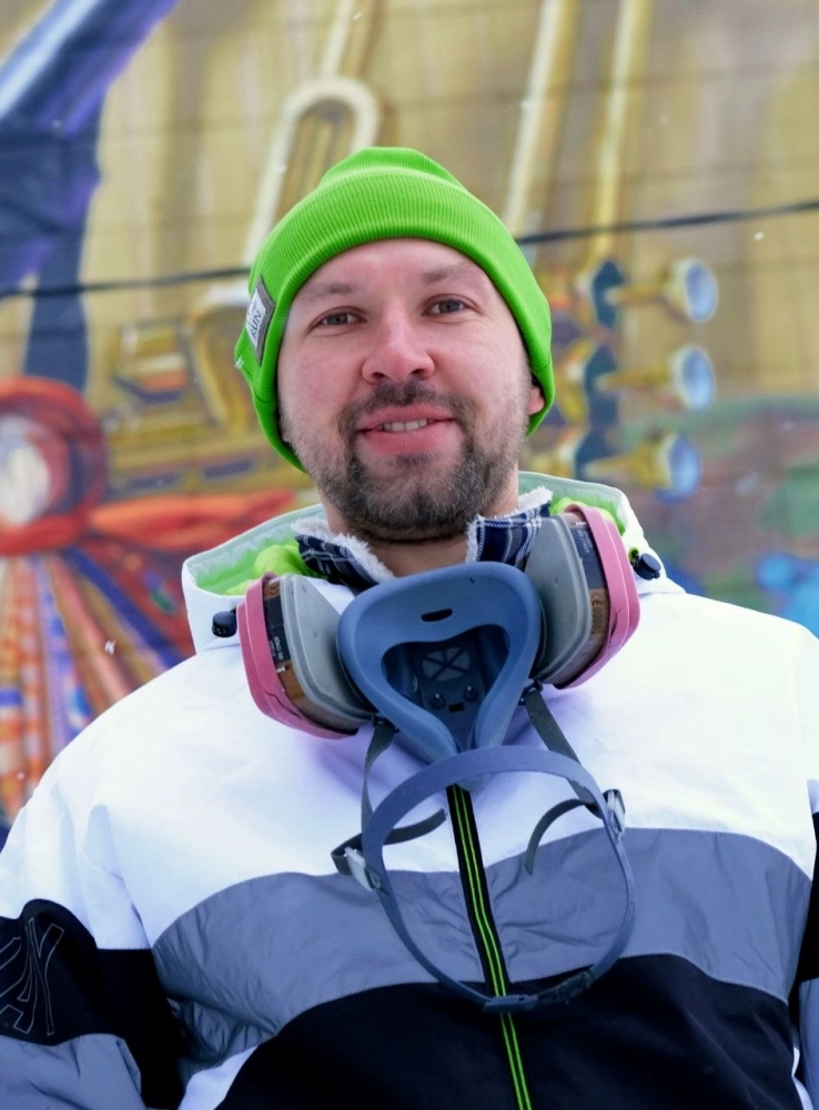 Андрей Катаев говорит, что совсем не боится высоты. Но вот ветер доставляет много неудобств во время работы.